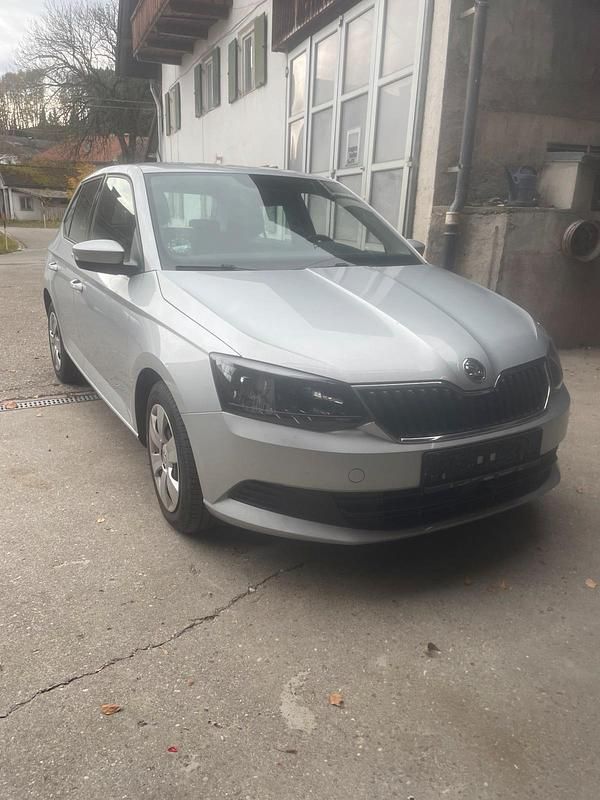 Silber Gebraucht 2015 Skoda Fabia Ambition Kleinwagen | 4.990 € (Superpreis) - Bild 1/4