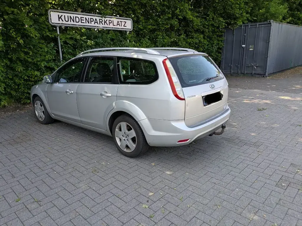 Gebraucht Ford Focus Trend 116 PS (85 kW) 2008 Silber Limousine