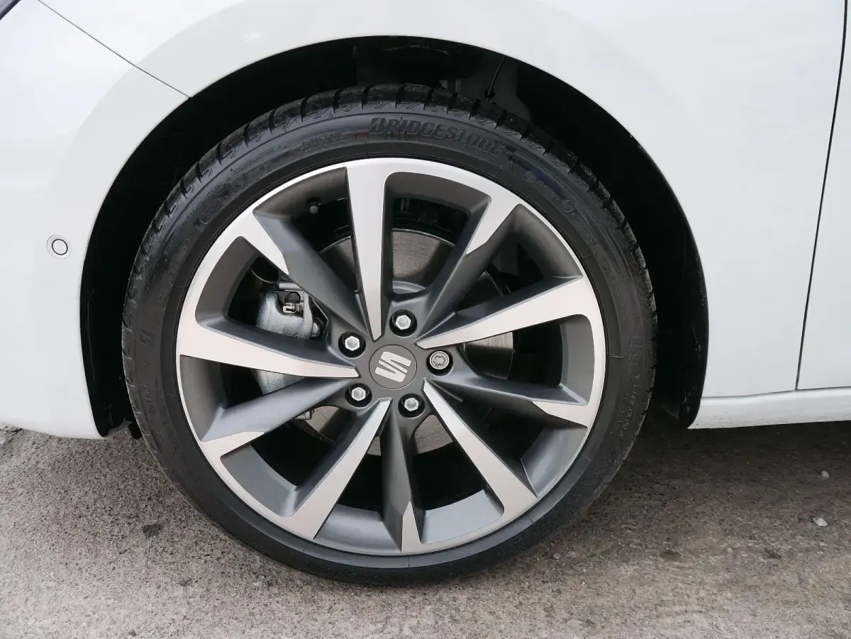 Neu Seat Leon FR 2025 Nevadaweiß metallic Kombi