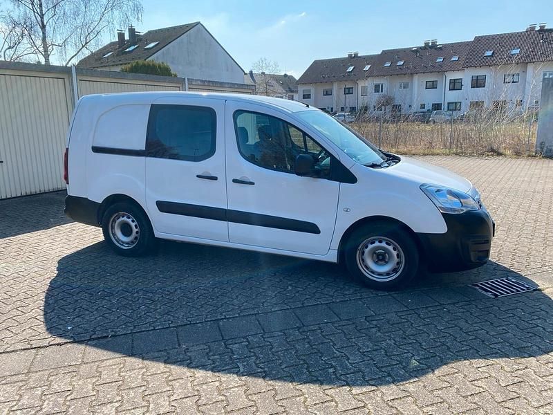 Gebraucht Peugeot Partner 100 PS (73 kW) 2019 Weiß Van / Kleinbus