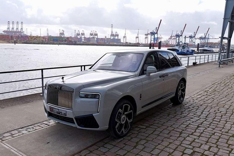 Neu Rolls Royce Cullinan 544 PS (400 kW) 2026 Crystal over selby grey SUV