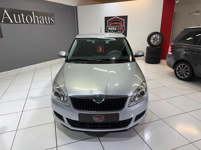 Silber Gebraucht 2012 Skoda Fabia Family Kleinwagen | 5.999 € (Fairer Preis) - Bild 1/4