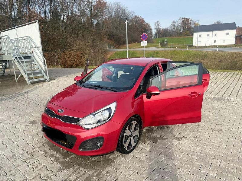 Gebraucht Kia Rio DREAM-TEAM Edition 86 PS (63 kW) 2012 Rot Limousine