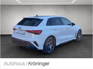 Neu Audi RS3 Comfort 400 PS (294 kW) 2025 Grau (arkonaweiß) Limousine