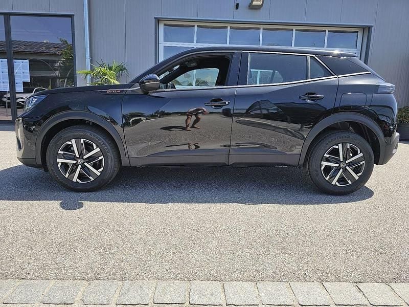 Neu Peugeot 2008 Style 101 PS (74 kW) 2025 Schwarz SUV