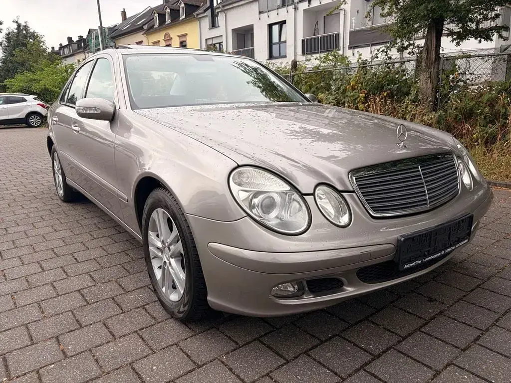 Gebraucht Mercedes E220 150 PS (110 kW) 2006 Gold Limousine