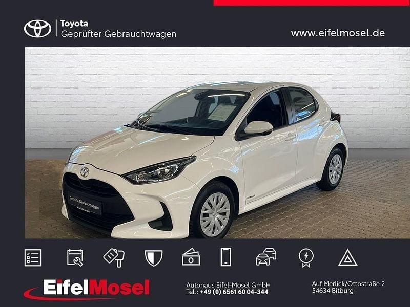 Weiß Gebraucht 2021 Toyota Yaris Comfort Limousine | 11.790 € (Fairer Preis) - Bild 1/4