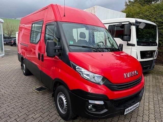 Second-hand Iveco Daily 179 CP (131 kW) 2019 Roșu Monovolum