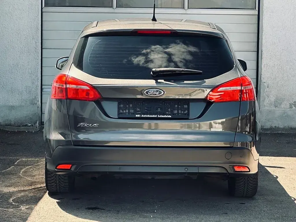 Gebraucht Ford Focus Titanium 125 PS (91 kW) 2016 Grau Limousine