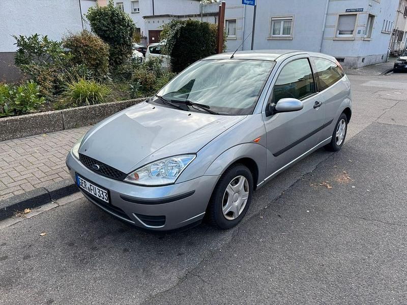 Grau Gebraucht 2002 Ford Focus Finesse Limousine | 600 € (Guter Preis) - Bild 1/4