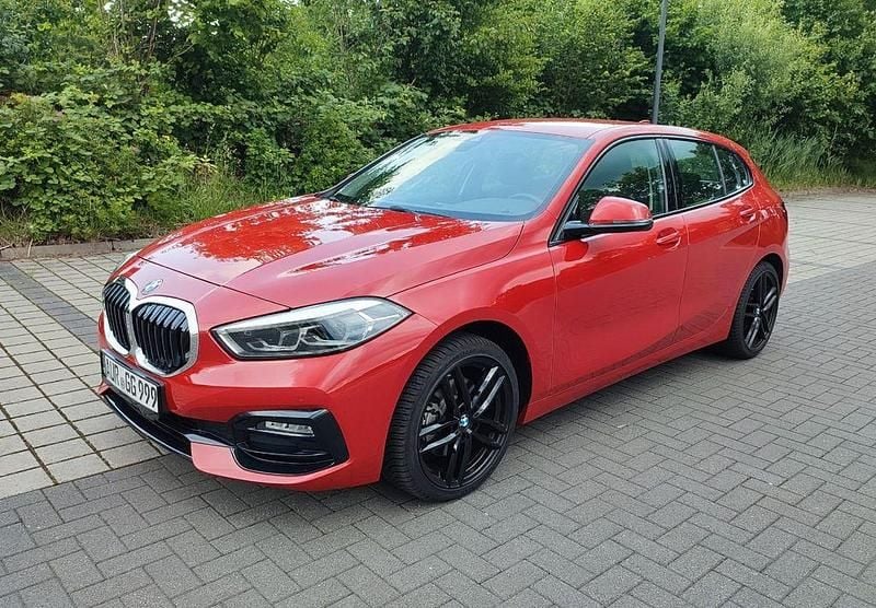 Rot Gebraucht 2023 BMW 118 Sport Line Kleinwagen | 21.499 € (Guter Preis) - Bild 1/4