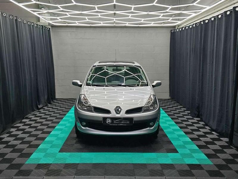 Silber Gebraucht 2006 Renault Clio III Dynamique Limousine | 4.987 € (Etwas zu teuer) - Bild 1/3