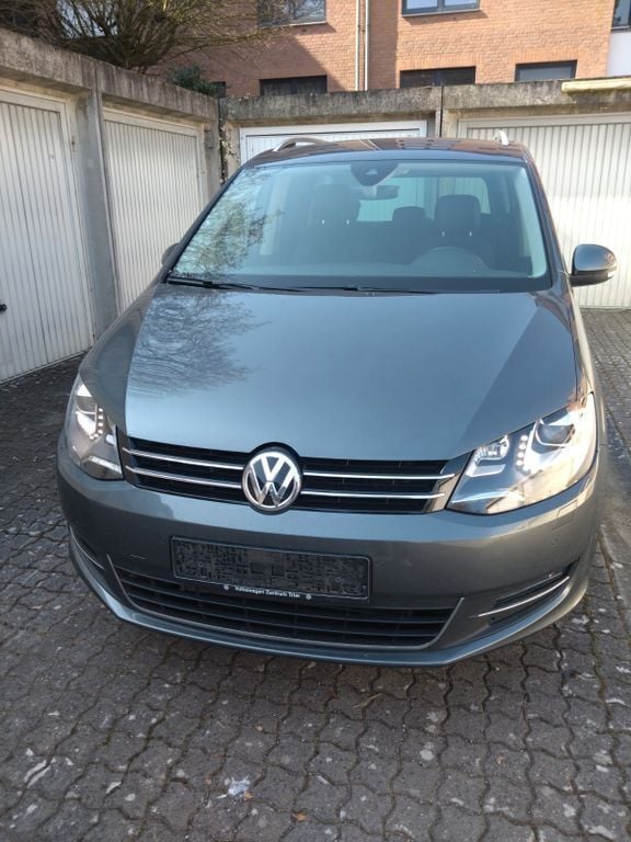Grau Gebraucht 2019 VW Sharan Highline Van / Kleinbus | 23.900 € (Fairer Preis) - Bild 1/4