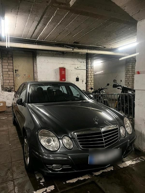 Blau Gebraucht 2008 Mercedes E320 Avantgarde Limousine | 5.900 € (Guter Preis) - Bild 1/4