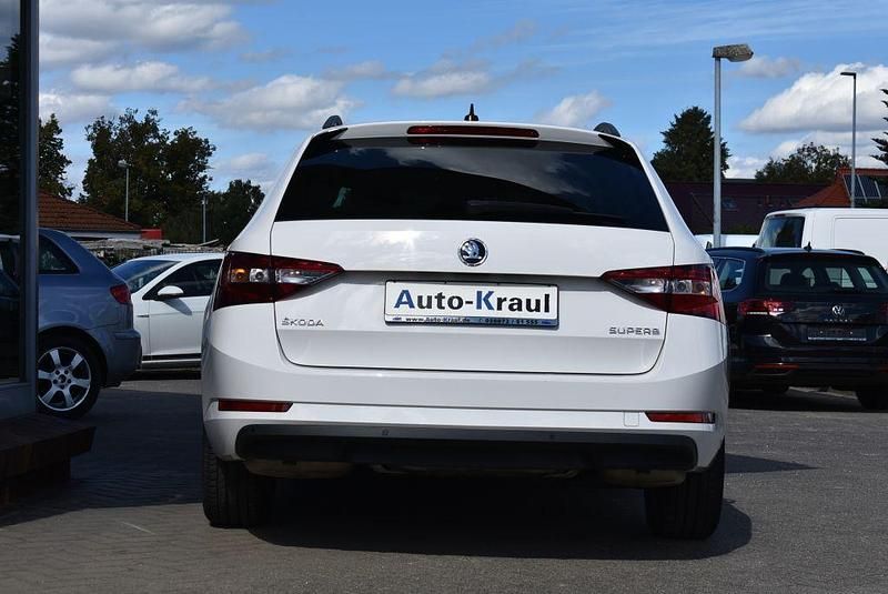 Gebraucht Skoda Superb Ambition 150 PS (110 kW) 2019 Candy white Kombi