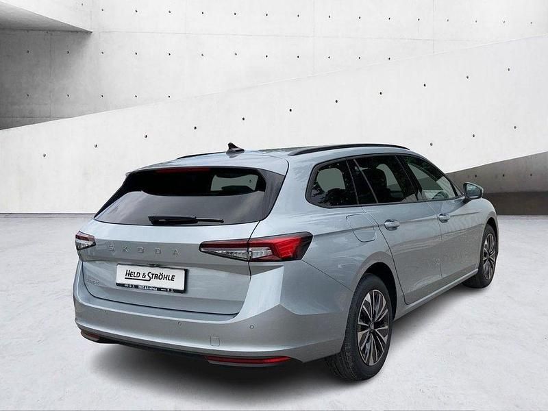 Neu Skoda Superb Selection 150 PS (110 kW) 2025 F0 pebble silber metallic Kombi