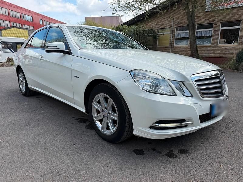 Gebraucht Mercedes E200 Avantgarde 136 PS (100 kW) 2011 Weiß Limousine