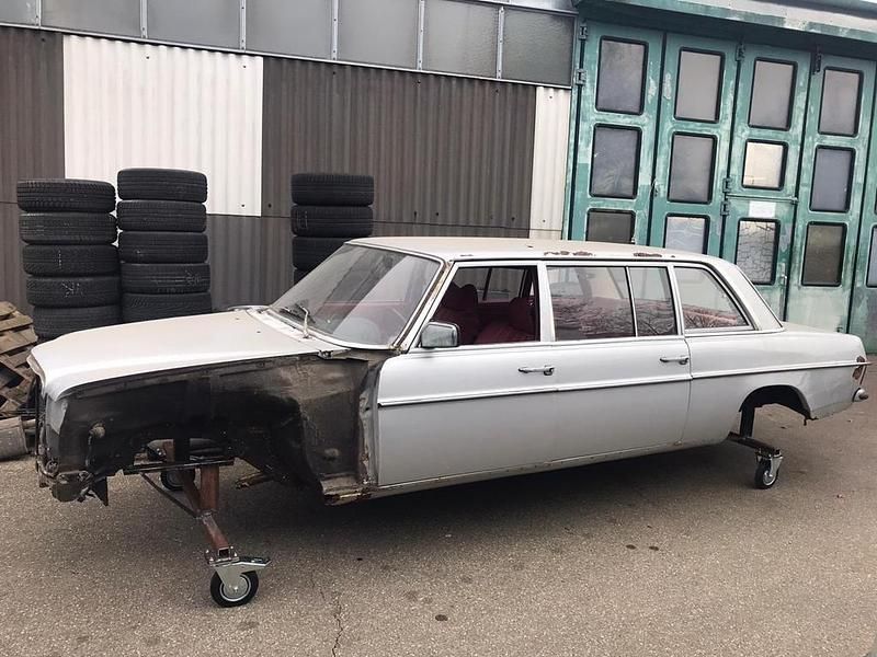 Gebraucht Mercedes W114 120 PS (88 kW) 1976 Silber Limousine