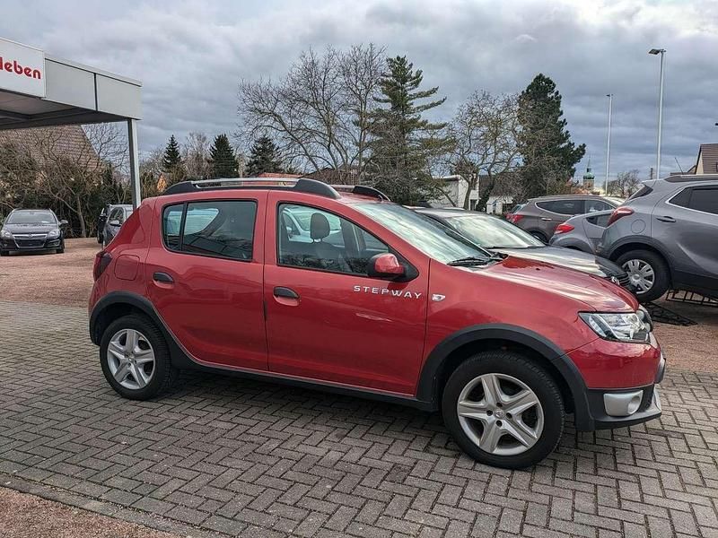 Gebraucht Dacia Sandero Prestige 90 PS (66 kW) 2015 Feuerrot Kleinwagen