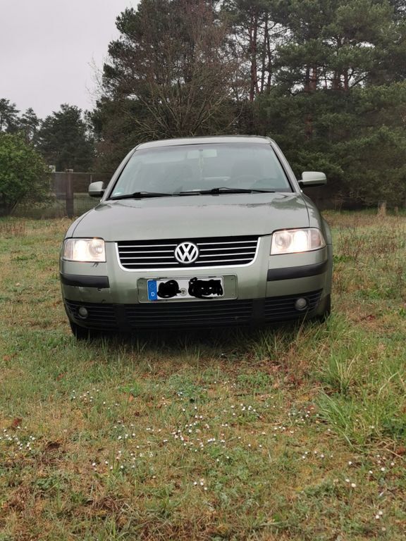 Grün Gebraucht 2001 VW Passat Comfortline Limousine | 1.200 € (Guter Preis) - Bild 1/4