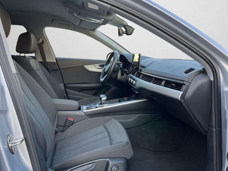 Gebraucht Audi A4 Basis 163 PS (119 kW) 2023 Florettsilber metallic (metallic) Kombi
