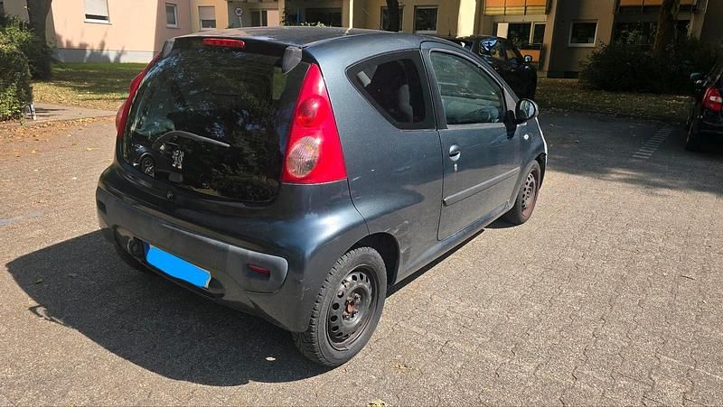 Grau Gebraucht 2006 Peugeot 107 Kleinwagen | 790 € (Guter Preis) - Bild 1/4