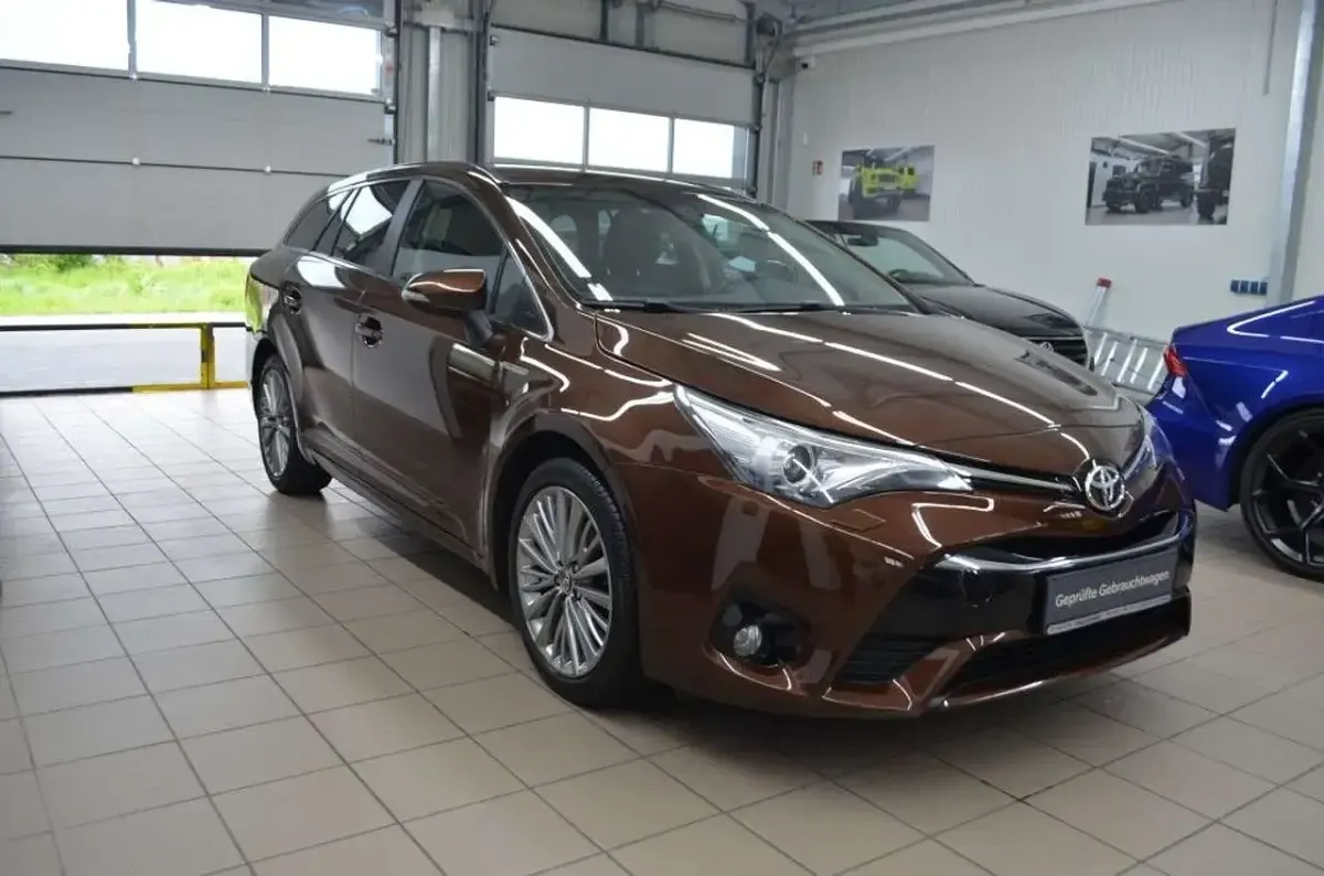 Gebraucht Toyota Avensis Executive 147 PS (108 kW) 2016 Havannabraun mica metallic Kombi