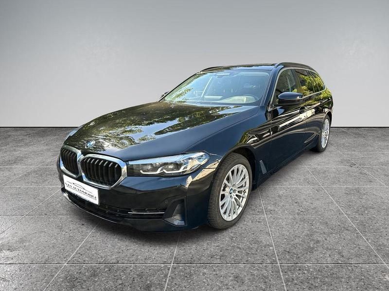 Saphirschwarz Gebraucht 2022 BMW 520 Performance Kombi | 31.790 € (Guter Preis) - Bild 1/4