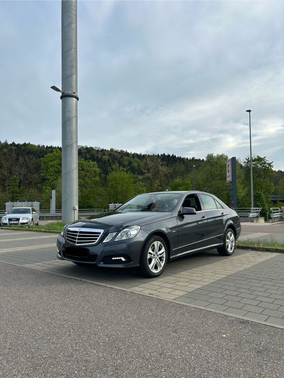 Schwarz Gebraucht 2009 Mercedes E350 Avantgarde Limousine | 10.200 € (Fairer Preis) - Bild 1/4