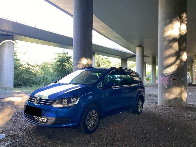 Blau Gebraucht 2018 VW Sharan Highline Van / Kleinbus | 12.950 € - Bild 1/4