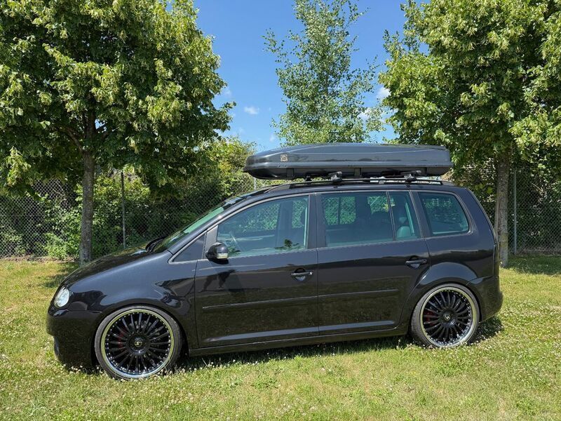Schwarz Gebraucht 2004 VW Touran Highline Van / Kleinbus | 10.849 € - Bild 1/4