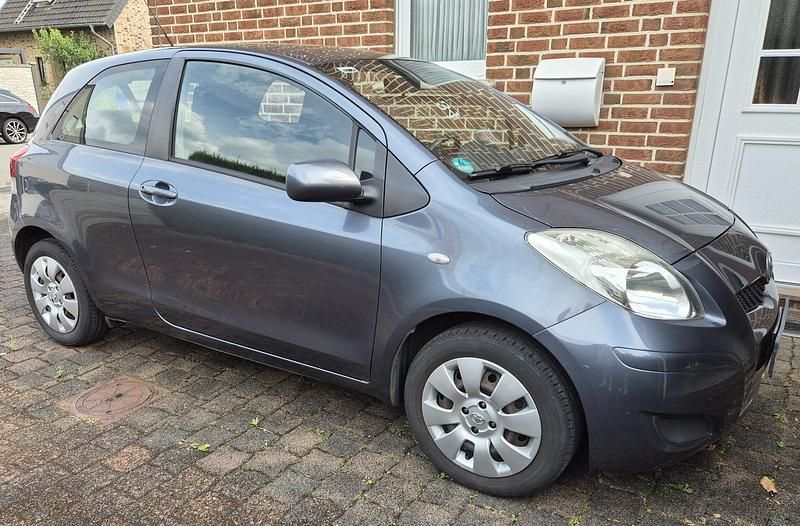 Andere farben Gebraucht 2009 Toyota Yaris Cool Kleinwagen | 2.750 € (Guter Preis) - Bild 1/4
