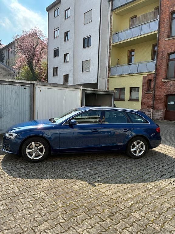 Gebraucht Audi A4 Sport 170 PS (125 kW) 2014 Blau Limousine