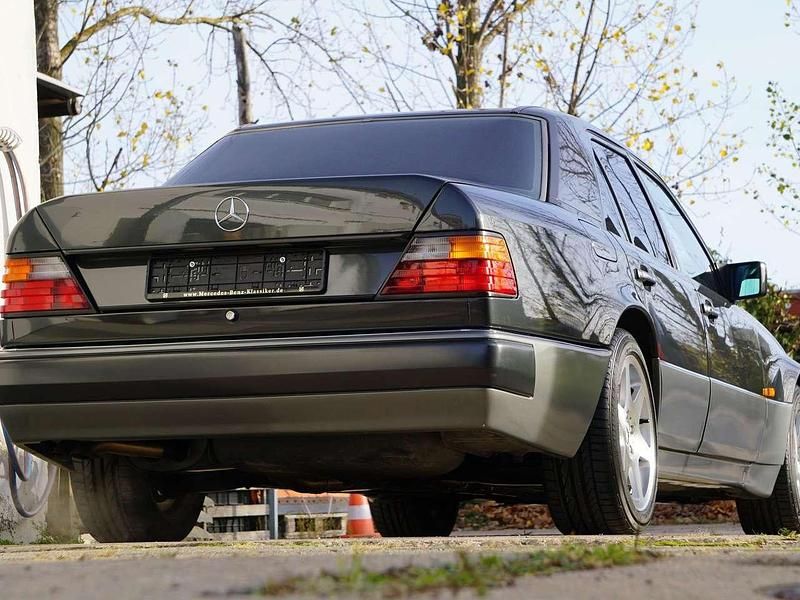 Gebraucht Mercedes E500 326 PS (239 kW) 1991 Blauschwarzmetallic Limousine