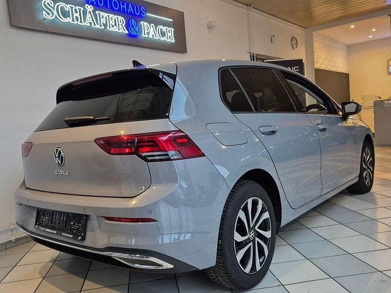 Gebraucht VW Golf VIII Active 131 PS (96 kW) 2022 Grau Limousine