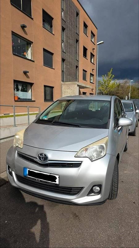 Gebraucht Toyota Verso-S 99 PS (72 kW) 2011 Silber Van / Kleinbus