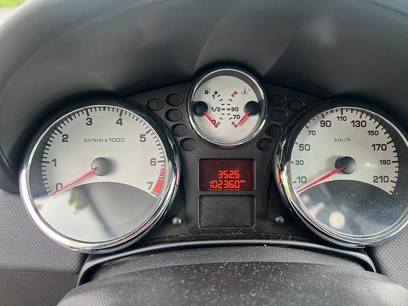 Gebraucht Peugeot 207 73 PS (53 kW) 2011 Weiß Kleinwagen