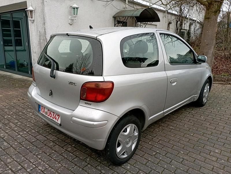 Gebraucht Toyota Yaris 64 PS (47 kW) 2005 Silber Kleinwagen