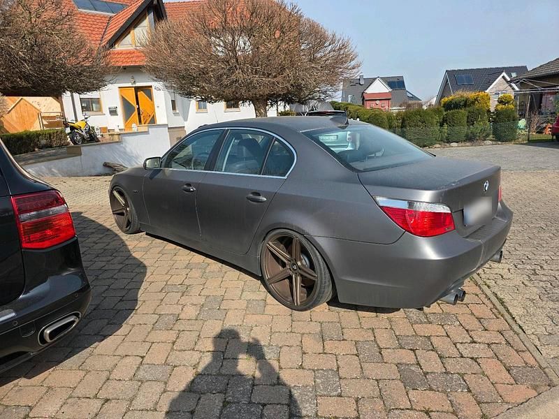 Gebraucht BMW 545 333 PS (244 kW) 2003 Silber Limousine