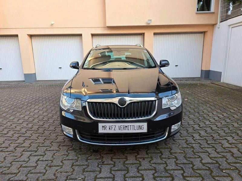 Gebraucht Skoda Superb Elegance 200 PS (147 kW) 2011 Cerna magic/black magic Kombi
