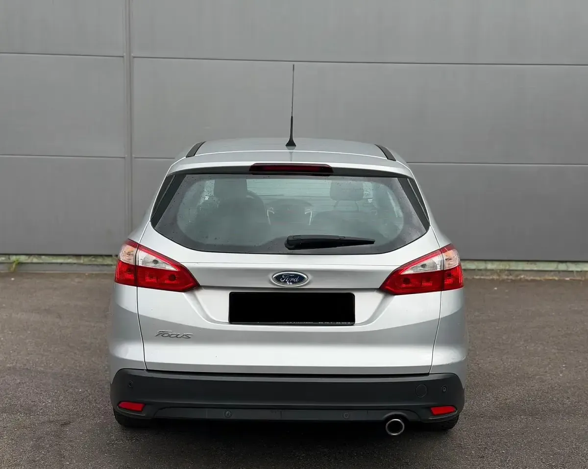 Usado Ford Focus 116 CV (85 kW) 2014 Plateado Familiar