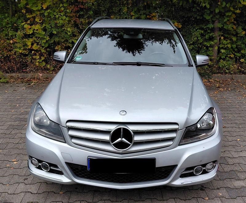 Silber Gebraucht 2011 Mercedes 200 Kombi | 10.500 € - Bild 1/4