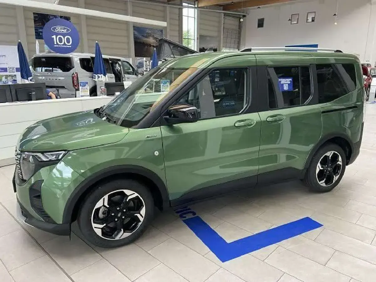 Neu Ford Tourneo Courier Active 100 kW (136 PS) 2026 Bursting green Van / Kleinbus