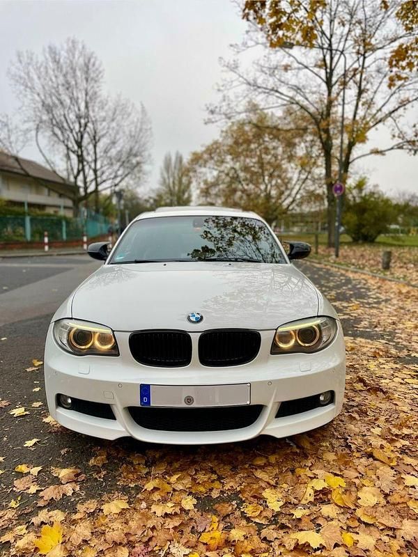Weiß Gebraucht 2011 BMW 120 Coupé M Sport Coupé | 10.500 € (Etwas zu teuer) - Bild 1/4