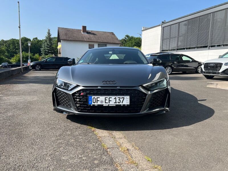 Grau Gebraucht 2024 Audi R8 Coupé Performance Coupé | 137.489 € - Bild 1/4