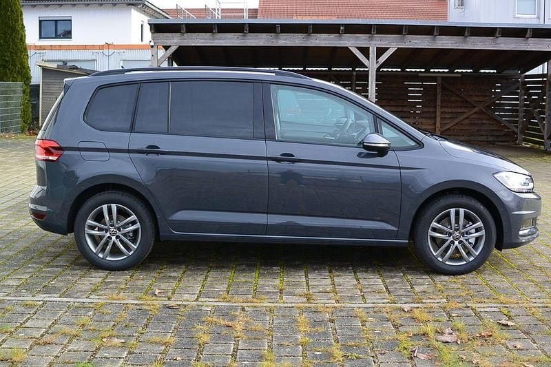 Neu VW Touran Edition 150 PS (110 kW) 2025 Grau Van / Kleinbus