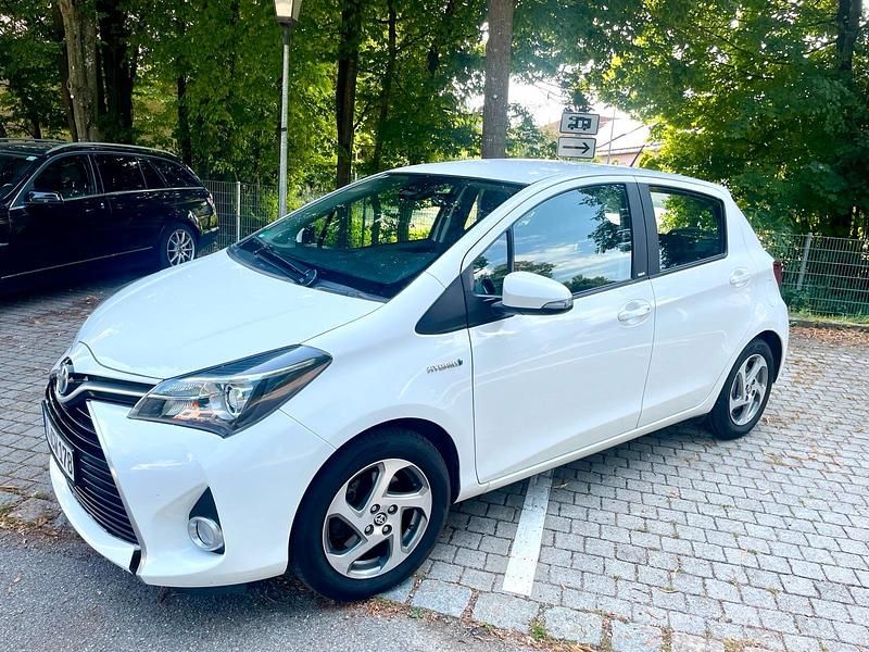 Weiß Gebraucht 2017 Toyota Yaris Hybrid Kleinwagen | 13.000 € (Fairer Preis) - Bild 1/4