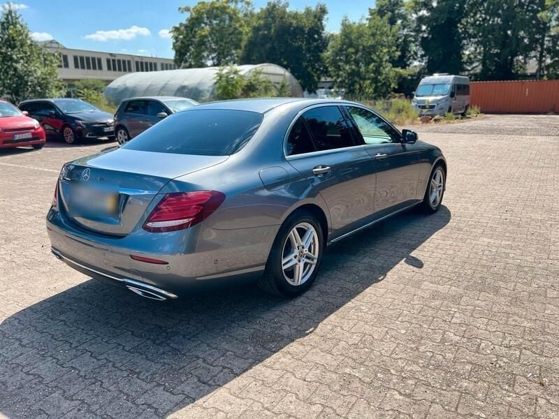 Grau Gebraucht 2018 Mercedes E220 Limousine | 21.900 € (Superpreis) - Bild 1/4