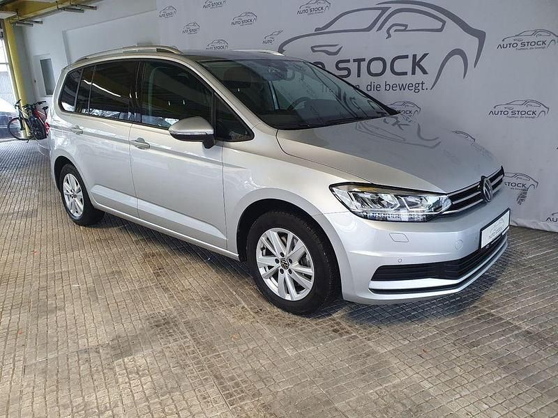 Reflexsilber metallic Gebraucht 2023 VW Touran Comfortline Van / Kleinbus | 31.450 € (Fairer Preis) - Bild 1/4