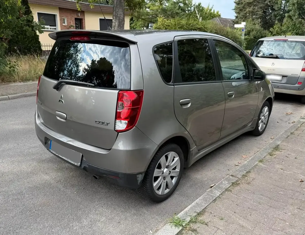Gebraucht Mitsubishi Colt 95 PS (69 kW) 2011 Grau Kleinwagen